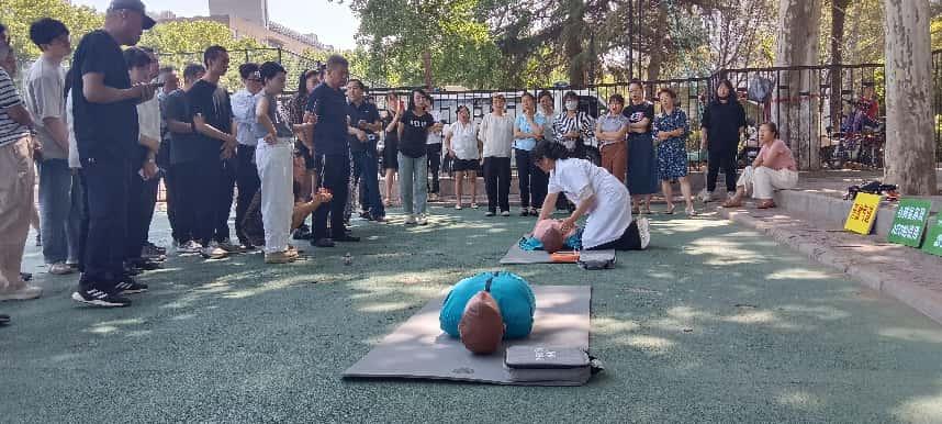 雁塔校區(qū)操場一角：直屬部門、離退休工會工作人員