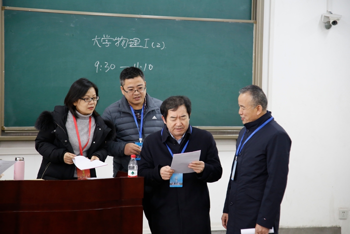李校長巡考2.jpg