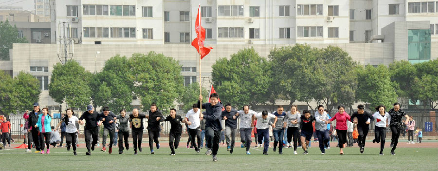 后勤職工20人挽臂跑英姿.jpg